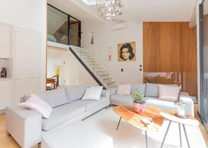 Modern Townhouse With Terrace & Parking In The Heart Of Old Antibes