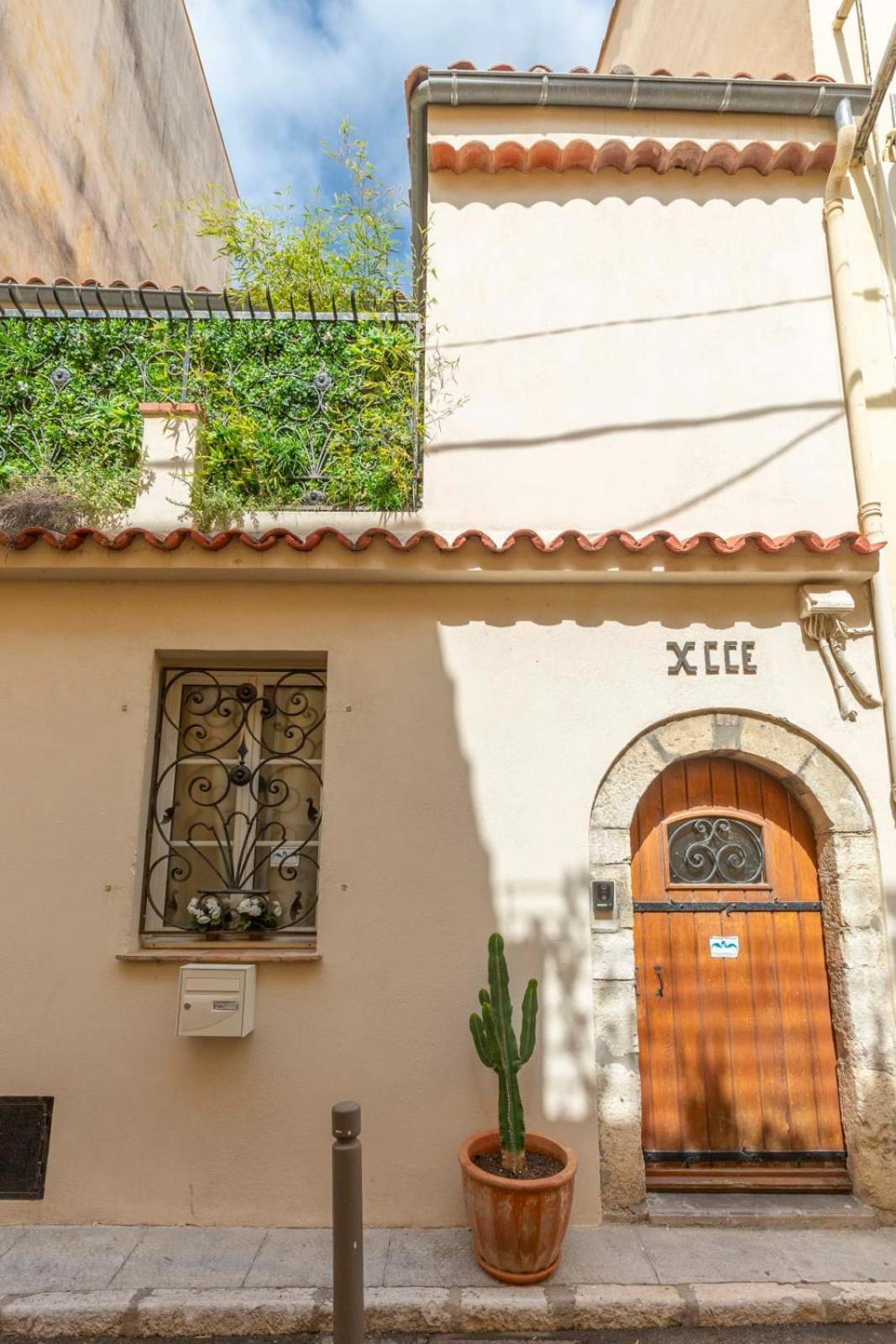 Modern Townhouse With Terrace & Parking In The Heart Of Old Antibes *